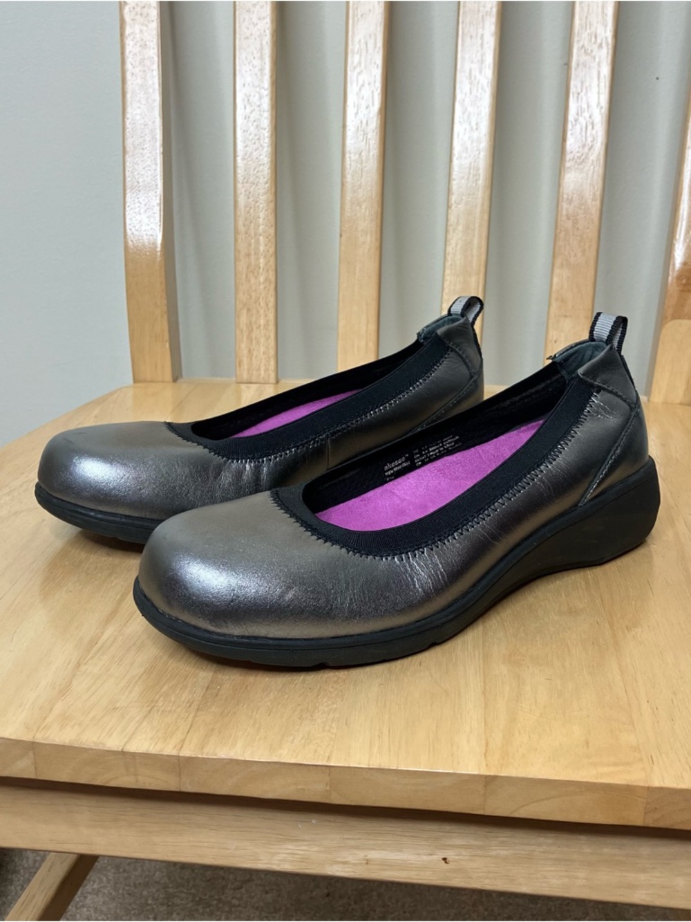 Akesso pewter metallic leather nursing comfort slip on shoes 6.5